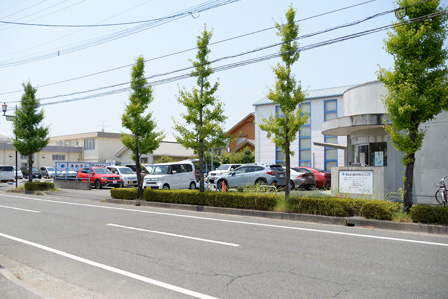 そのまましばらく道なりに直進（1.15km）すると、右手に「きぬはら整形外科クリニック」の看板が見えます。（肥後銀行江津団地支店横）写真